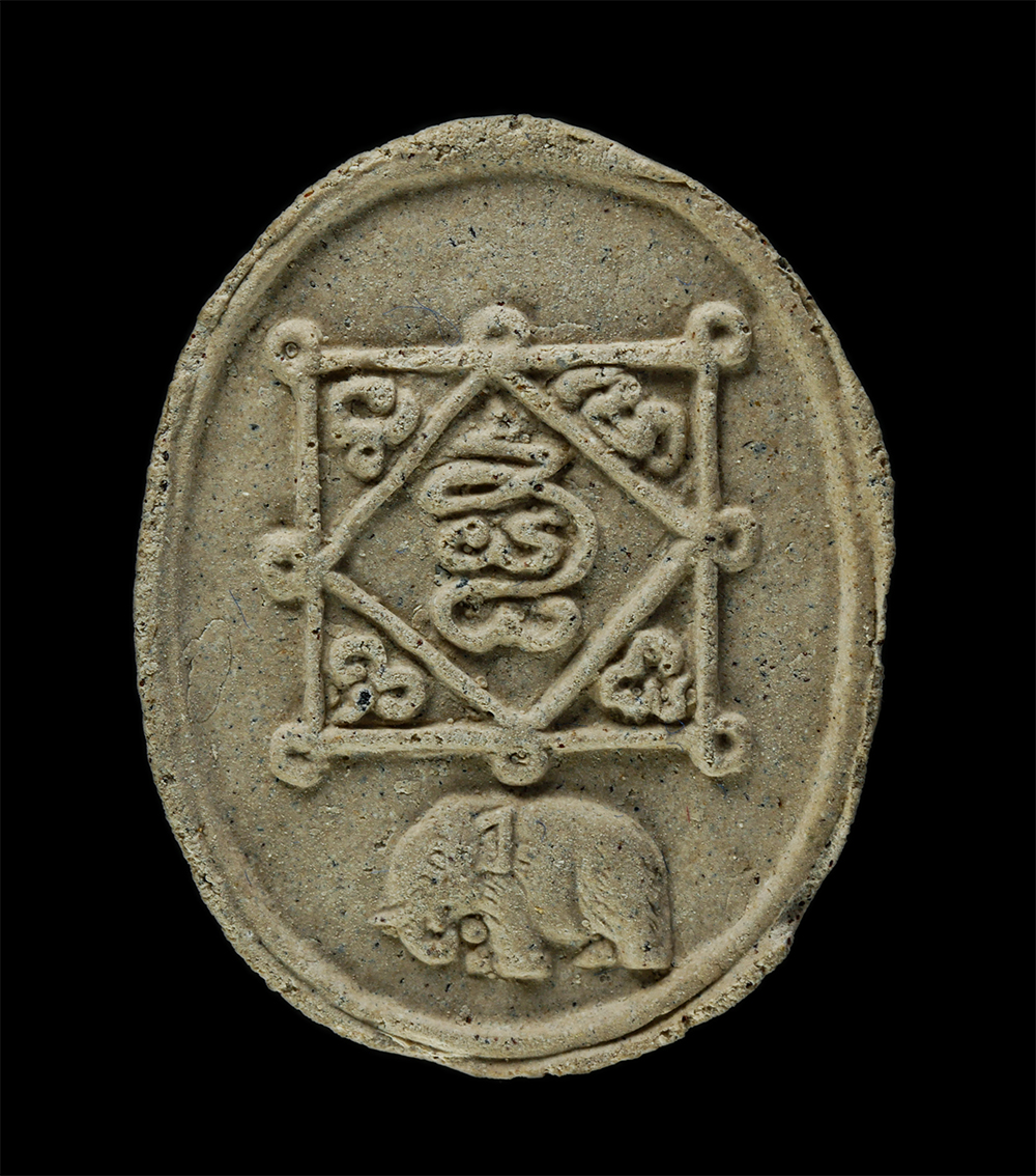 8Jan25 (80)bp.jpg - พระผงรูปเหมือน หลังยันต์ช้างเผือก รุ่น 1 หลวงปู่ทองดำ(ฐิตวณฺโณ) วัดท่าทอง จ.อุตรดิตถ์ ปี2536 สร้างปฏิสังขรวัด เนื้อผงพุทธคุณ ผงว่าน พระเก่าสวย มวลสารด [..] | https://kamulet.in.th